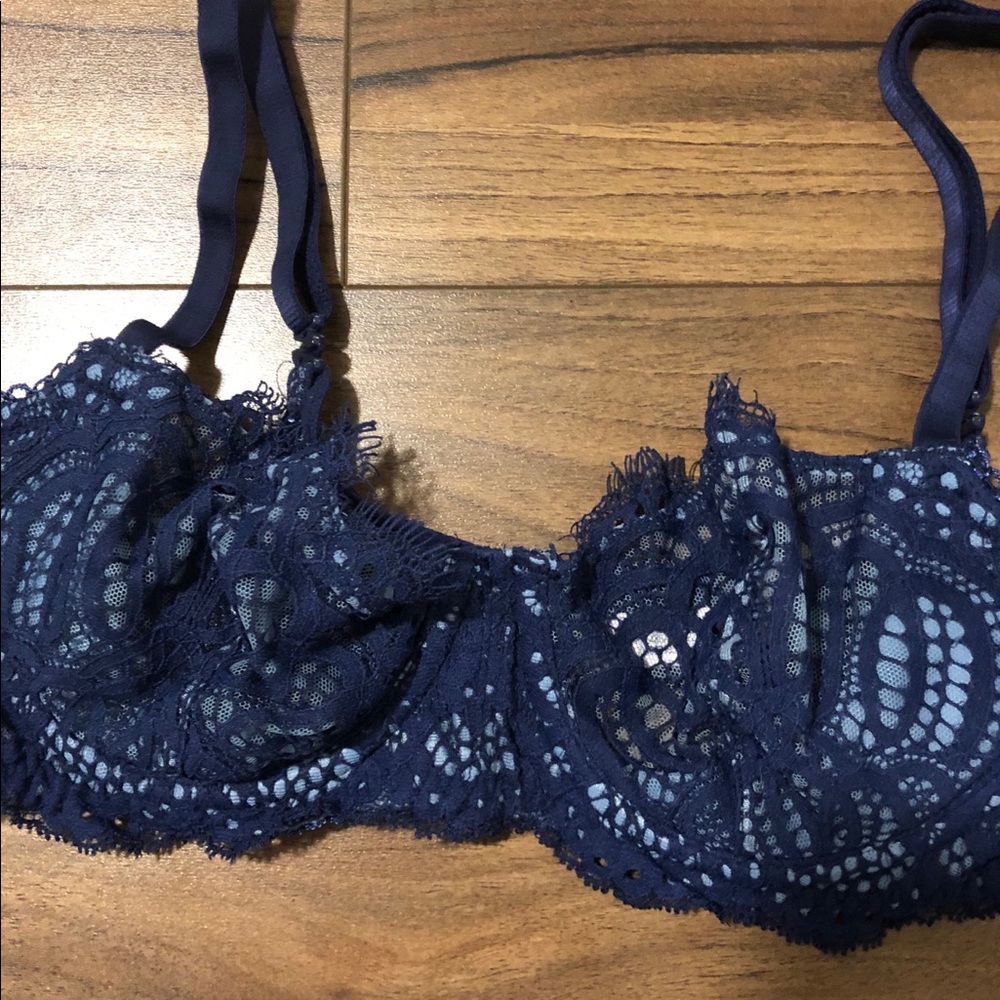 Never worn Victoria’s Secret Demi bra 32c